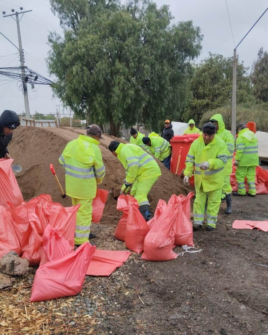 MUNICIPIO ENTREGA CIENTOS DE CORTES DE NYLON Y SACOS DE ARENA A FAMILIAS ANTE FRENTE DE MAL TIEMPO