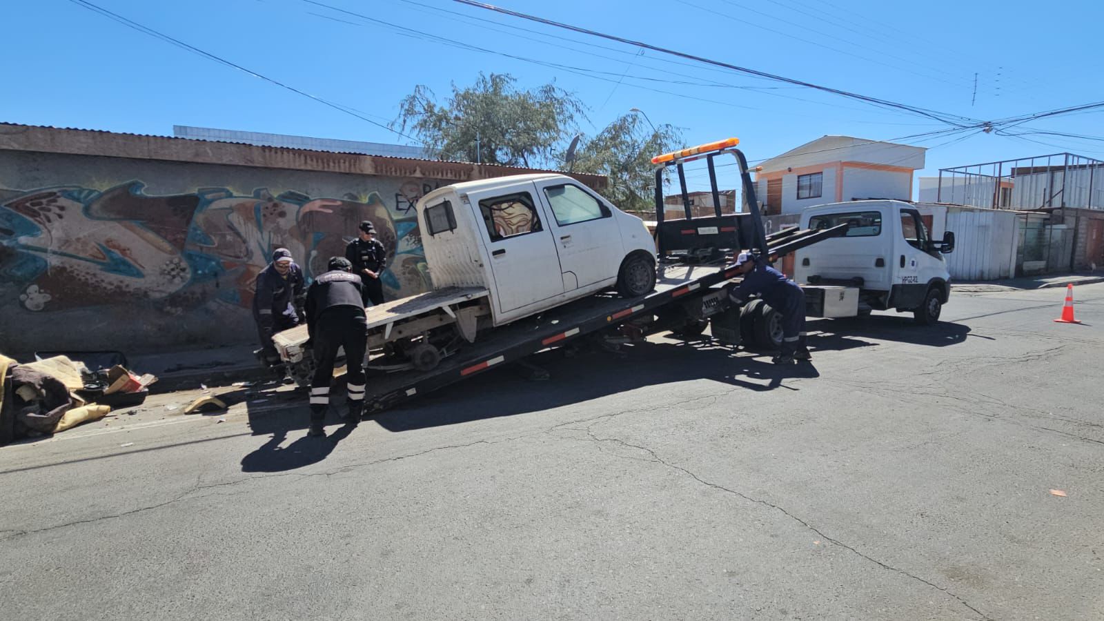 MUNICIPALIDAD DE CALAMA RETIRA MÁS DE UNA TONELADA DE BASURA Y RECUPERA ESPACIOS PÚBLICOS CON EL RETIRO DE 4 VEHÍCULOS ABANDONADOS