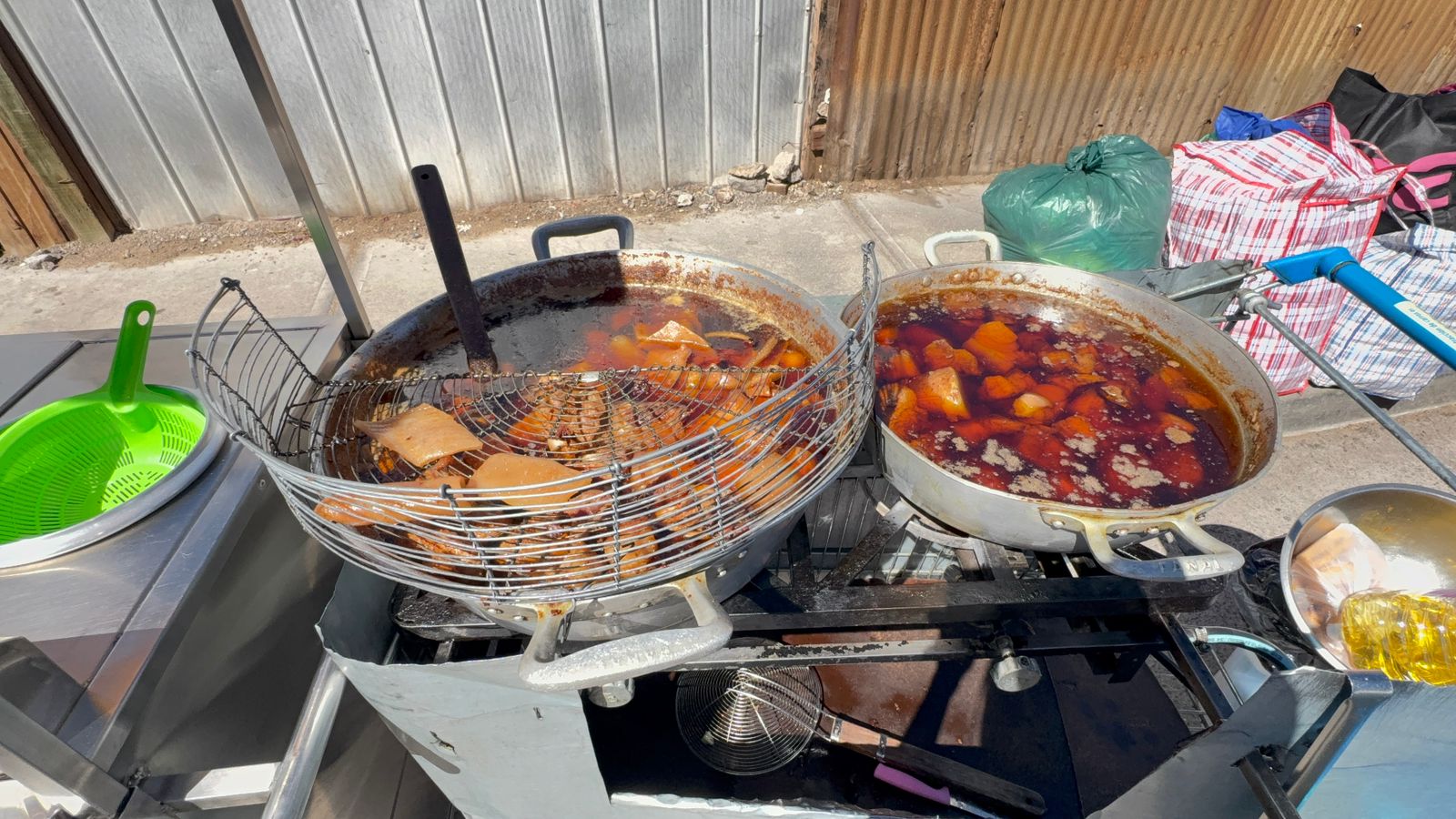 MUNICIPALIDAD DE CALAMA RETIRA PUESTOS DE COMIDA IRREGULARES Y DECOMISA MÁS  DE 700 KILOS DE ALIMENTOS EN FERIA ROTATIVA