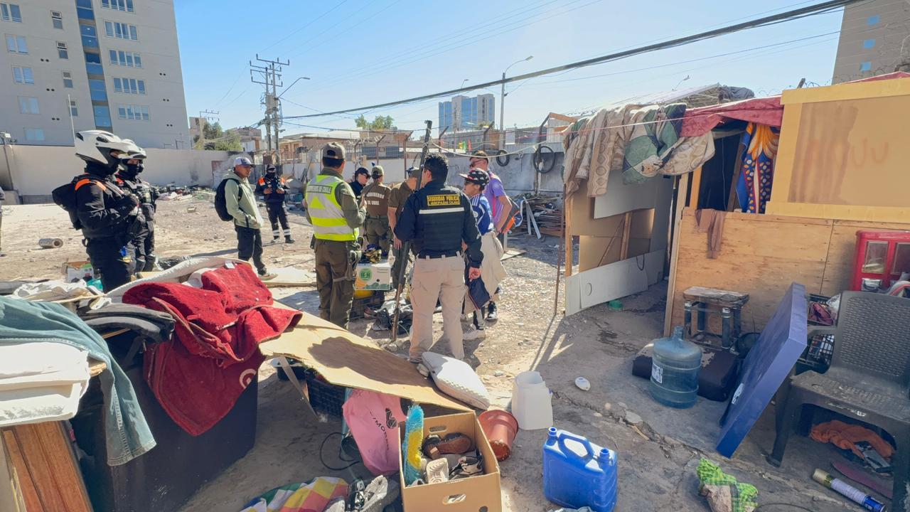 MUNICIPALIDAD DE CALAMA EJECUTA OPERATIVO DE DESALOJO Y LIMPIEZA EN TERRENO PRIVADO TOMADO POR PERSONAS EN SITUACIÓN DE CALLE